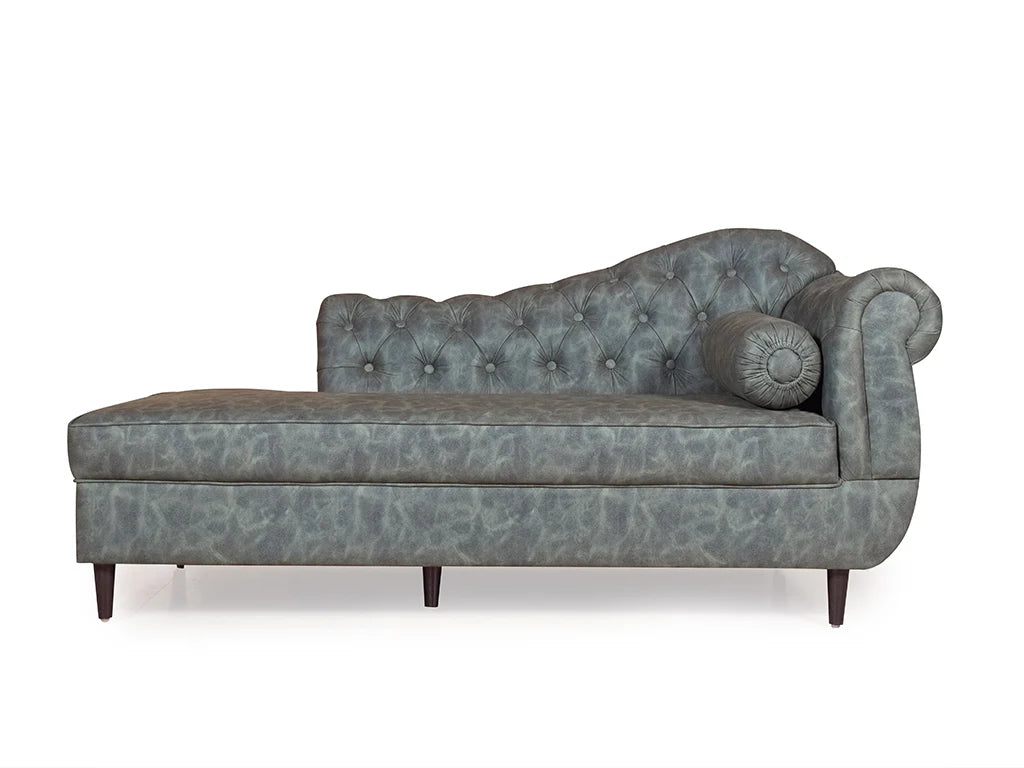 CHESTERFIED-INSPIRED TUFTED CHAISE
