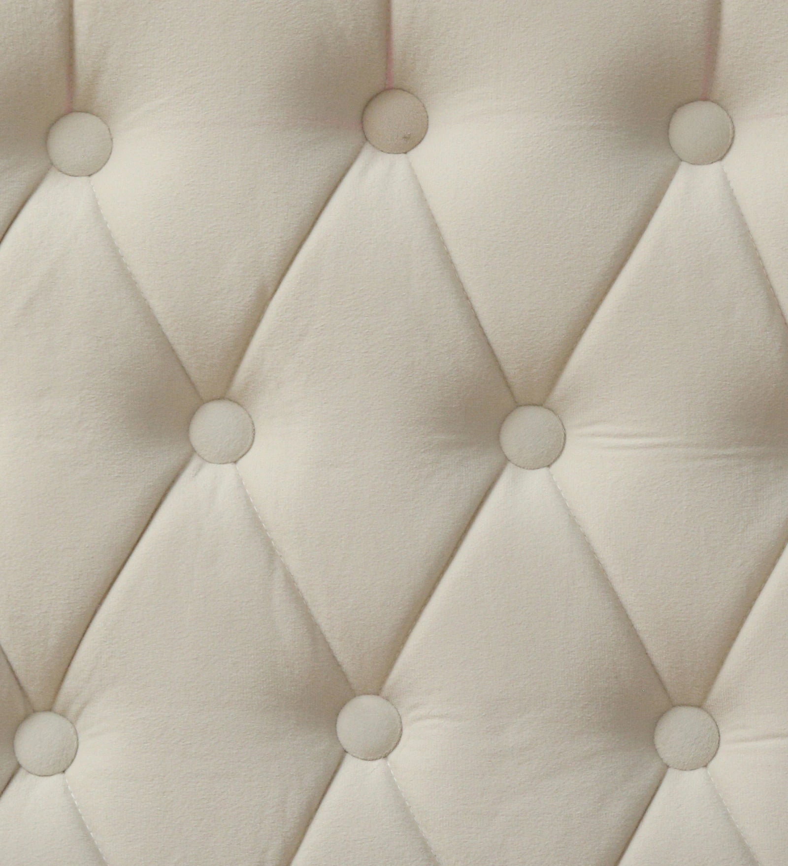 LUXE CHESTERFIELD UPHOLSTERED BED